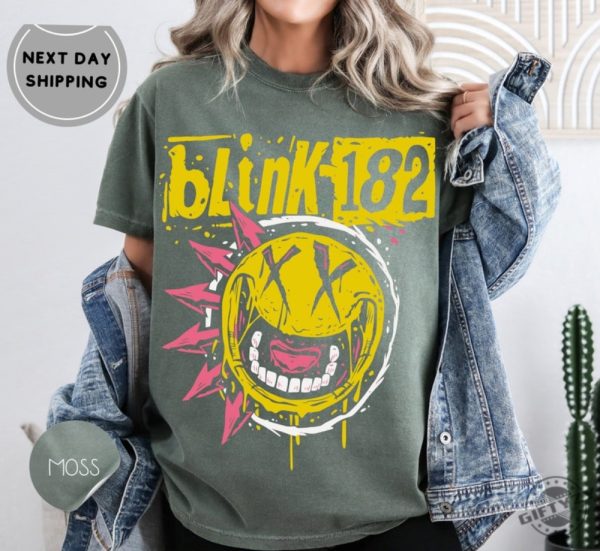 Retro Blink 182 Concert Graphic Shirt Arrow Smiley Retro Sweatshirt Vintage Blinks Hoodie Punk Rock Tee giftyzy 3