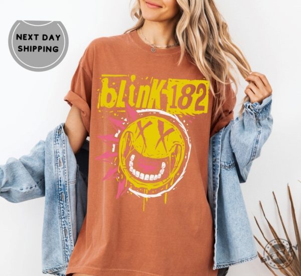 Retro Blink 182 Concert Graphic Shirt Arrow Smiley Retro Sweatshirt Vintage Blinks Hoodie Punk Rock Tee giftyzy 4