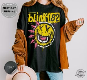 Retro Blink 182 Concert Graphic Shirt Arrow Smiley Retro Sweatshirt Vintage Blinks Hoodie Punk Rock Tee giftyzy 7