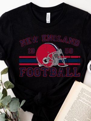 Distressed New England Football Shirt Patriots Football Crewneck Retro Patriots Shirt revetee 4