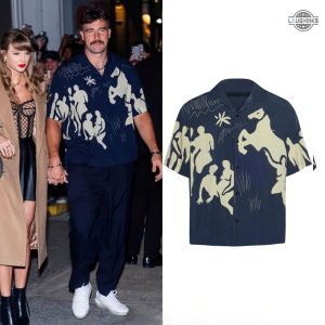 travis kelce outfit in nyc on october 11 2024 with taylor swift jacquemus chiefs kelce hawaiian shirt replica laughinks 1